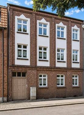 Hausansicht - Geräumige 3-Zimmer-Altbauwohnung mit Balkon in direkter Nähe vom Rathaus