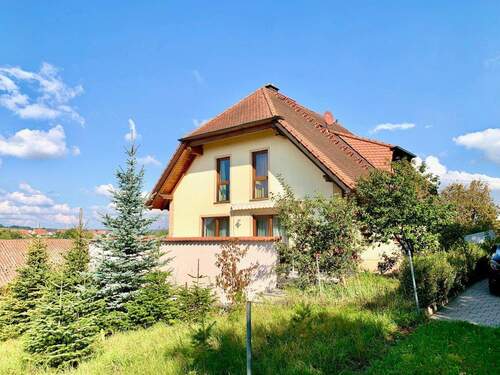 Hausansicht West-Südwest - Wohnen im Grünen: Großzügiges Einfamilienhaus mit vielseitigen Nutzungsmöglichkeiten, separatem Wellnessbereich und herrlichem Weitblick