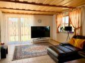 Wohnzimmer mit Zugang zur Terrasse - 