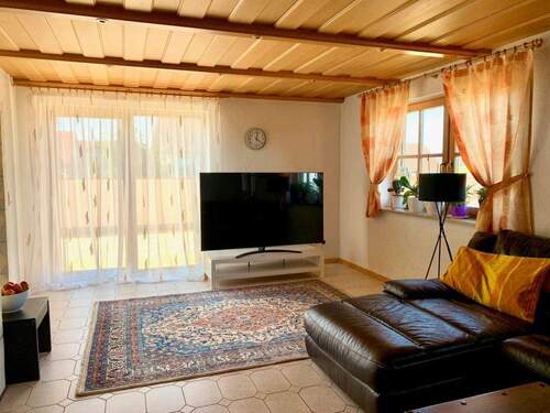 Wohnzimmer mit Zugang zur Terrasse - 