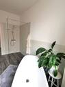 Bad mit Wanne und Dusche - 