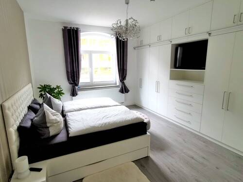 Schlafzimmer mit Einbauschrank - 