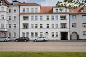 Hausansicht - Großzügige und schöne 3-Zimmer-Altbauwohnung mit Loggia und traumhaften Blick aufs Rathaus