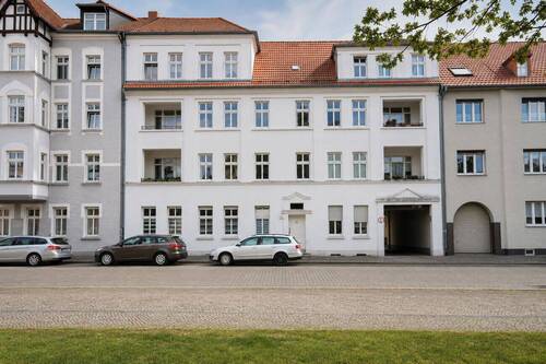 Hausansicht - Großzügige und schöne 3-Zimmer-Altbauwohnung mit Loggia und traumhaften Blick aufs Rathaus