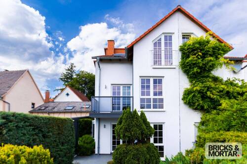 Haus Frontseite - Wunderschöne Doppelhaushälfte im Herzen von Bergen-Enkheim