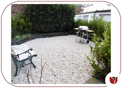 Sitzplatz neben der Hauseingangstür - 