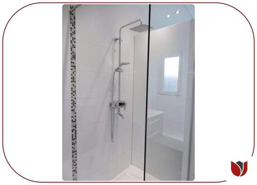 Nahezu bodentiefe Dusche mit Regendusche
- 