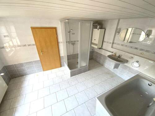 Großes Tageslichtbadezimmer - 7 Zimmer Einfamilienhaus in Mühlhausen