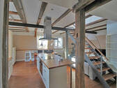 Wohnbereich mit Stahltreppe in das Dachgeschoss - 