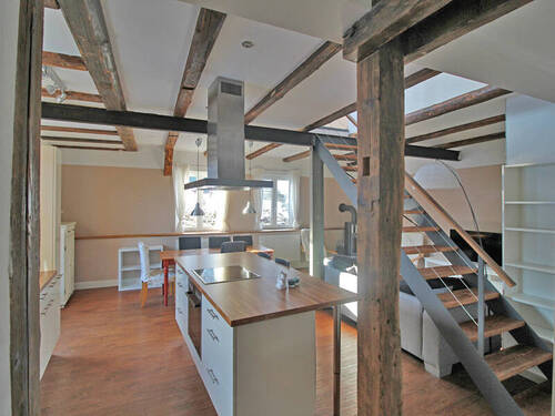 Wohnbereich mit Stahltreppe in das Dachgeschoss - 