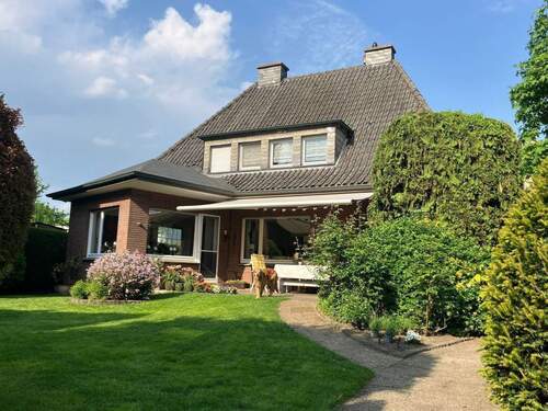 Hinteransicht mit Weg zum Haus - 7 Zimmer Einfamilienhaus zum Kaufen in Ahlen