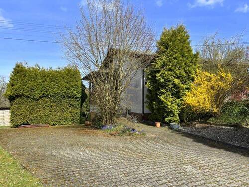 Hof und Vorderansicht - Einfamilienhaus in ruhiger, naturnaher Lage von Mähren mit herrlichem Grundstück