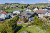 Aufnahme aus der Vogelperspektive - ++ KRAG Immobilien ++ Für die große Familie: mit Garten, Garage, Stellplätze, Terrasse und Balkon