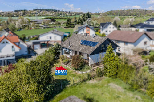 Aufnahme aus der Vogelperspektive - ++ KRAG Immobilien ++ Für die große Familie: mit Garten, Garage, Stellplätze, Terrasse und Balkon