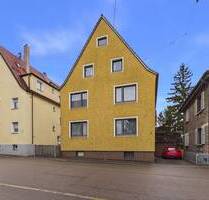 Freistehendes Wohnhaus mit kleinen Garten und Garage in zentraler Lage - Fellbach