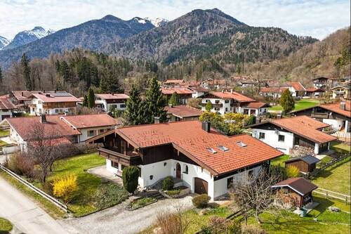 Luftbild - Landhaus mitten in den Bergen! - 1.036.000,00&nbsp;EUR Kaufpreis, ca.&nbsp; 205,00&nbsp;m&sup2;&nbsp;Wohnfl&auml;che