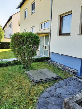 Vorgarten mit Ölschacht - 7 Zimmer Reihenmittelhaus in Ditzingen