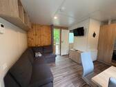 Wohnbereich mit Sofa und TV - Mehrfamilienhaus, Wohnhaus mit 24,00 m&sup2; in Pleinfeld zum Kaufen