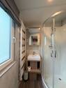 Bad mit Dusche und Fenster - 