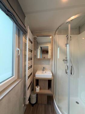 Bad mit Dusche und Fenster - 