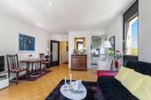 Wohnzimmer mit Blick in die Küche - 2 Zimmer Etagenwohnung zum Kaufen in Bergisch Gladbach