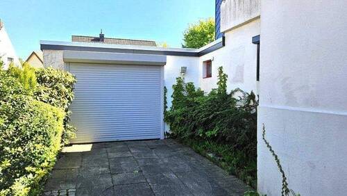 Garage mit neuem Rolltor - 