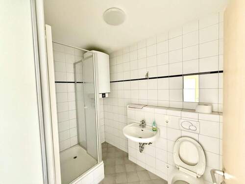 Innenliegendes Duschbad vor Renovierung - 