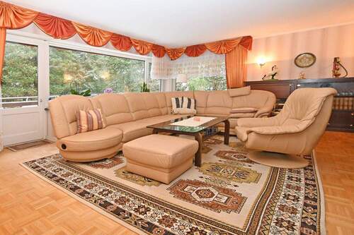 Wohnzimmer mit Balkon Eg. - 7 Zimmer Einfamilienhaus in Hamburg