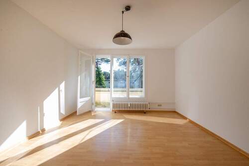 Wohnzimmer mit Balkon - 6 Zimmer Etagenwohnung zum Kaufen in Berlin
