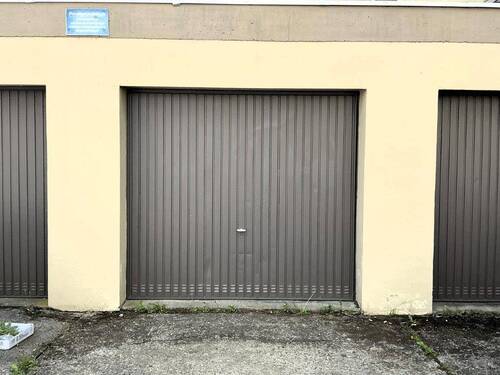 Garage und Stellplatz davor - 