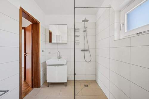 Vollbad mit Dusche - 