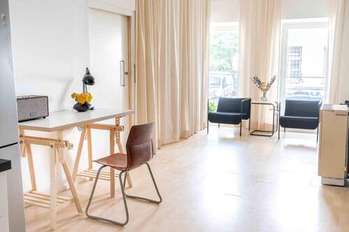 Blick vom Whitecube auf den Außenbereich mit zweitem Arbeitsplat - 