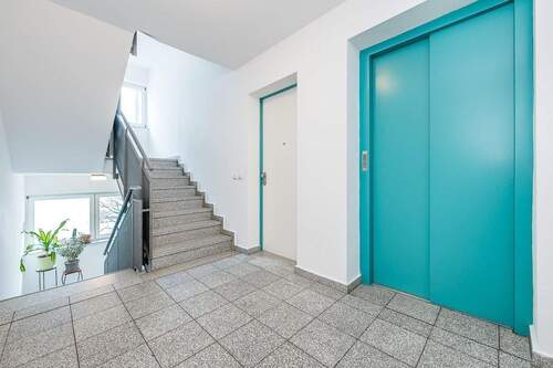 Treppenhaus - Etagenwohnung mit 76,60 m&sup2; in Berlin zum Kaufen