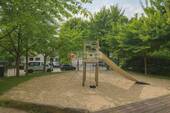 Spielplatz neben dem Gebäude - 