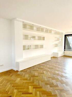 Wohnzimmer mit Bücherregal - 