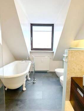 Master-Badezimmer m.freistehender Wanne, Dusche 1 - 