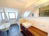 Master-Badezimmer m.freistehender Wanne, Dusche 2 - 