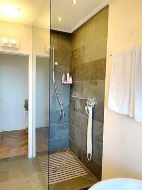 Master-Badezimmer m.freistehender Wanne, Dusche 3 - 