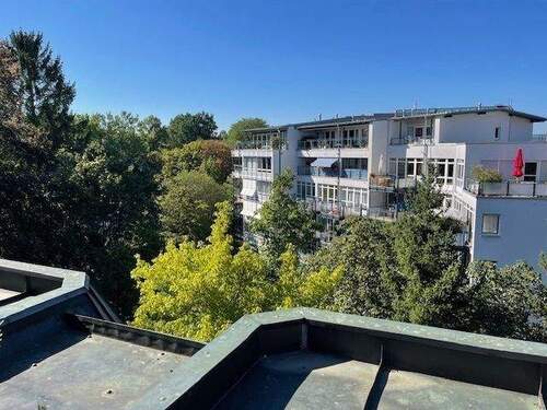 Sonnige Dachterrasse mit Blick zum Stadtpark 3 - 4 Zimmer Etagenwohnung in Nürnberg