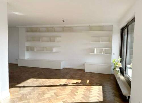 Wohnzimmer mit Bücherregal 1 - 
