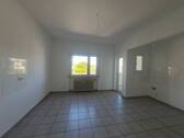 Ansicht I: Wohn- und Esszimmer mit offenem Küchenbereich - Modernisierte 3-Zimmer-Wohnung mit Wintergarten und Wannenbad in Köln-Mülheim