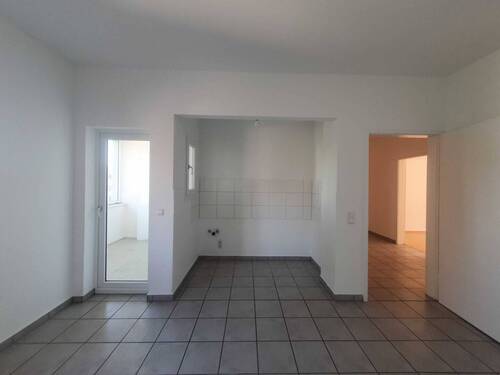 Ansicht III: Wohn- und Esszimmer mit offenem Küchenbereich - 3 Zimmer Etagenwohnung in Köln-Mülheim