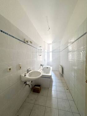 Badezimmer mit Fenster.jpg - 