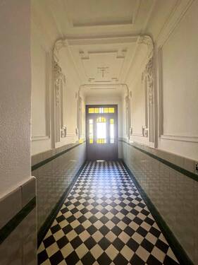 Stuckdetails im Treppenhaus.jpg - Etagenwohnung mit 64,00 m² in Berlin zum Kaufen