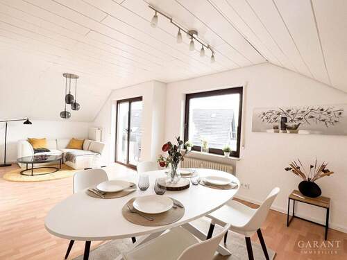 Wohnzimmer - *** Traumhafte 3 Zimmer-Dachgeschoss-Wohnung mit Südbalkon und Stellplatz ***