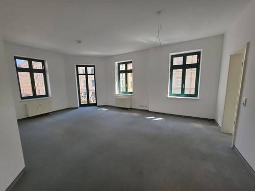 Wohnzimmer mit Zugang zum Balkon - 