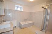 Bad mit Wanne und Dusche - 