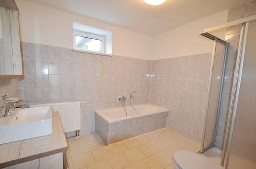 Bad mit Wanne und Dusche - 