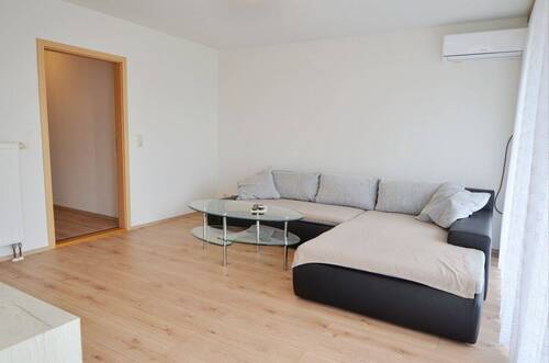 Wohnzimmer mit Klimaanlage - Etagenwohnung mit 80,00 m&sup2; in Marlow zur Miete