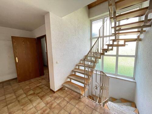 Eingangsdiele mit Treppenhaus - Einfamilienhaus mit 207,00 m² in Lappersdorf zum Kaufen